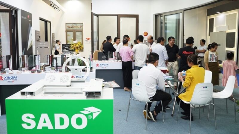 Gian phức hợp trưng bày các mẫu cửa, phụ kiện cao cấp từ đối tác CMECH và kính từ đối tác SADO