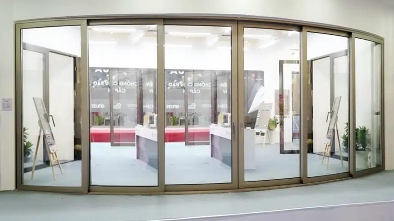 Bộ cửa lùa cong là sự kết hợp nhôm Xingfa hệ Class A,
phụ kiện cao cấp Cmech, kính cường lực SADO