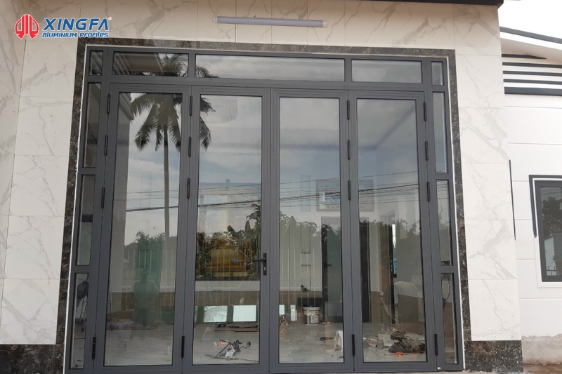 Cửa đi mở quay 4 cánh: Giải pháp mặt tiền đẳng cấp 2026 2 Cửa đi mở quay 4 cánh